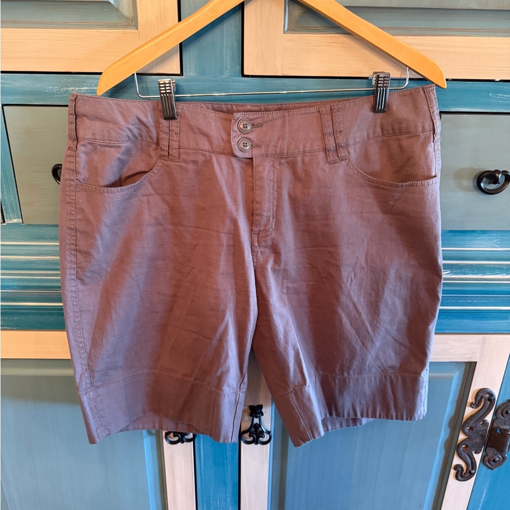 Classic Mid-Rise Cargo Shorts in Mauve Brown
